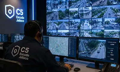 Personal del C5 Escudo Jalisco monitorea cámaras de videovigilancia y sistemas de atención de emergencias.