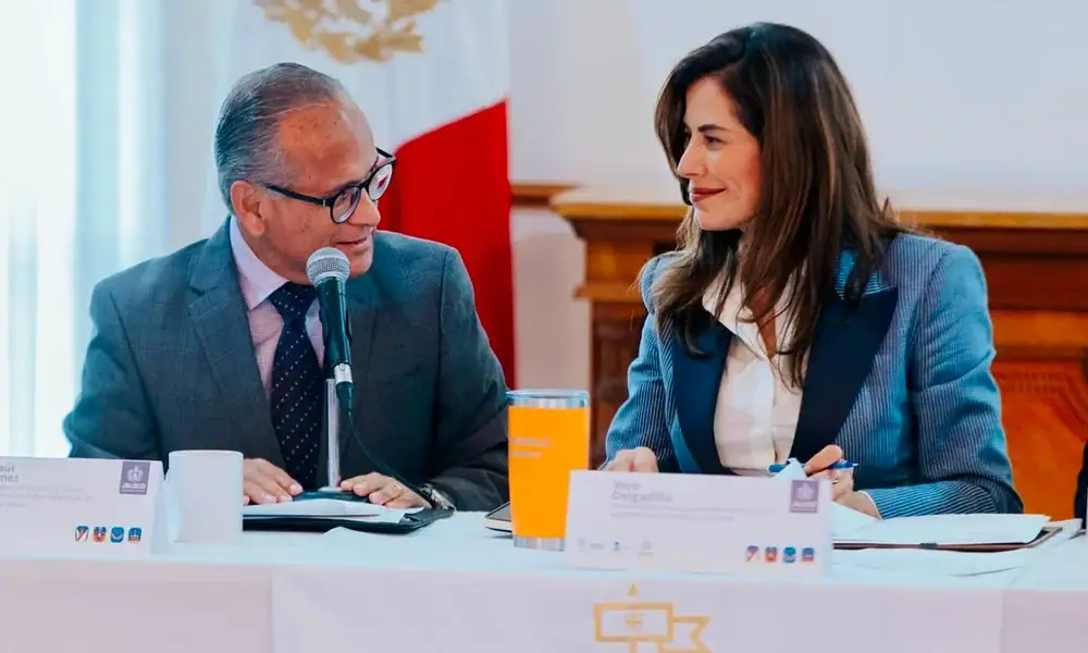 Brigadistas retiran cacharros y revisan recipientes con agua durante una jornada de prevención del dengue en Guadalajara.