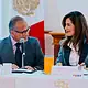Brigadistas retiran cacharros y revisan recipientes con agua durante una jornada de prevención del dengue en Guadalajara.