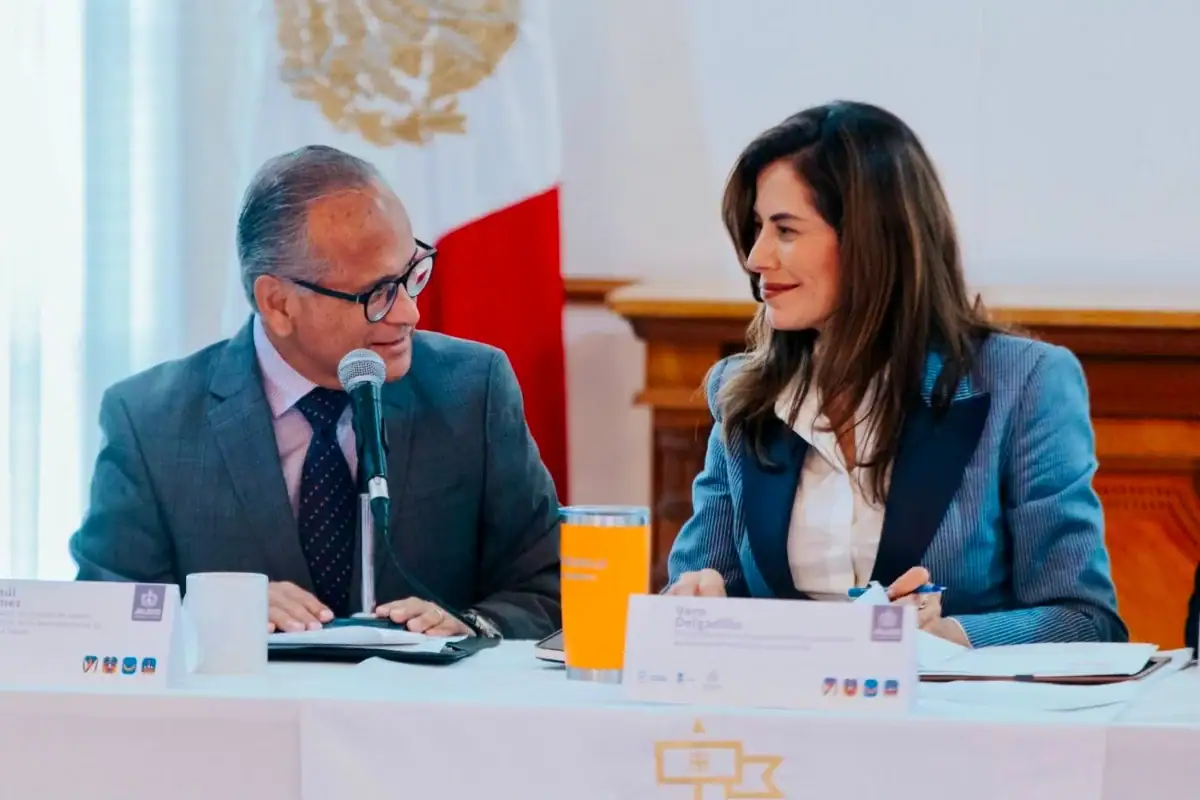 Brigadistas retiran cacharros y revisan recipientes con agua durante una jornada de prevención del dengue en Guadalajara.