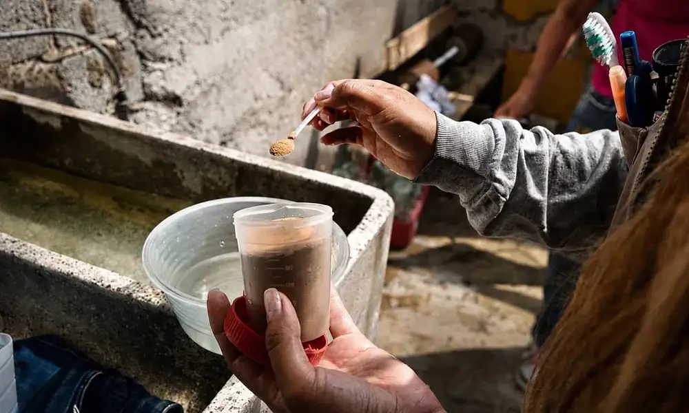 Personal de salud realiza acciones de control del mosquito transmisor del dengue en una colonia de Jalisco durante la temporada de lluvias.