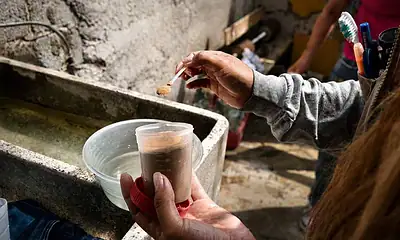 Personal de salud realiza acciones de control del mosquito transmisor del dengue en una colonia de Jalisco durante la temporada de lluvias.