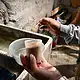 Personal de salud realiza acciones de control del mosquito transmisor del dengue en una colonia de Jalisco durante la temporada de lluvias.