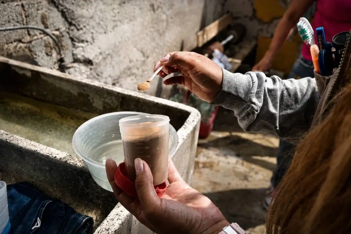 Personal de salud realiza acciones de control del mosquito transmisor del dengue en una colonia de Jalisco durante la temporada de lluvias.