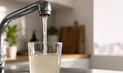 Una persona abre una llave de agua durante una jornada marcada por reportes de desabasto y mala calidad del servicio del SIAPA.