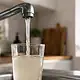 Una persona abre una llave de agua durante una jornada marcada por reportes de desabasto y mala calidad del servicio del SIAPA.