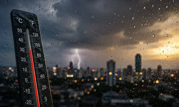 Nubes de tormenta se forman sobre la Zona Metropolitana de Guadalajara durante una tarde de verano con lluvias pronosticadas.
