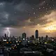 Nubes de tormenta se forman sobre la Zona Metropolitana de Guadalajara durante una tarde de verano con lluvias pronosticadas.