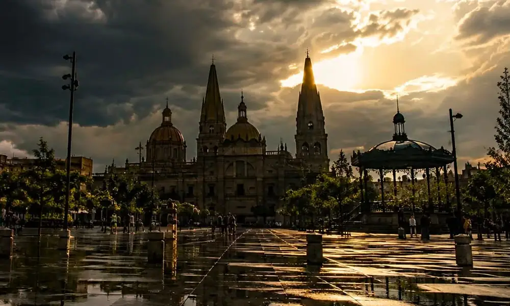 Nubes de tormenta sobre la Zona Metropolitana de Guadalajara durante una tarde cálida.