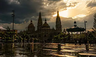 Nubes de tormenta sobre la Zona Metropolitana de Guadalajara durante una tarde cálida.