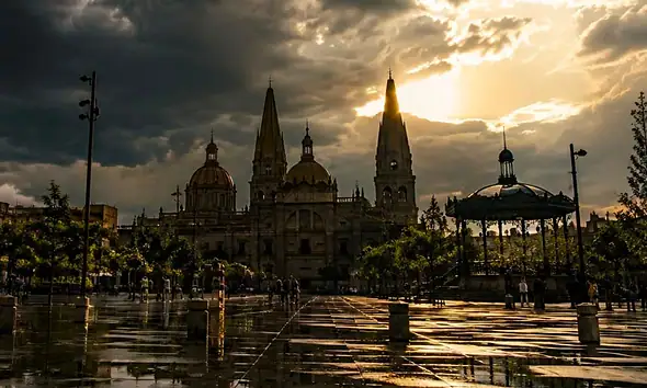 Nubes de tormenta sobre la Zona Metropolitana de Guadalajara durante una tarde cálida.