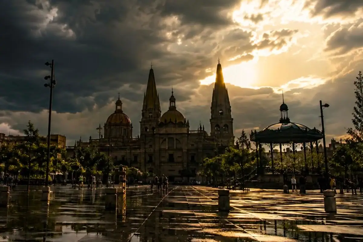 Nubes de tormenta sobre la Zona Metropolitana de Guadalajara durante una tarde cálida.