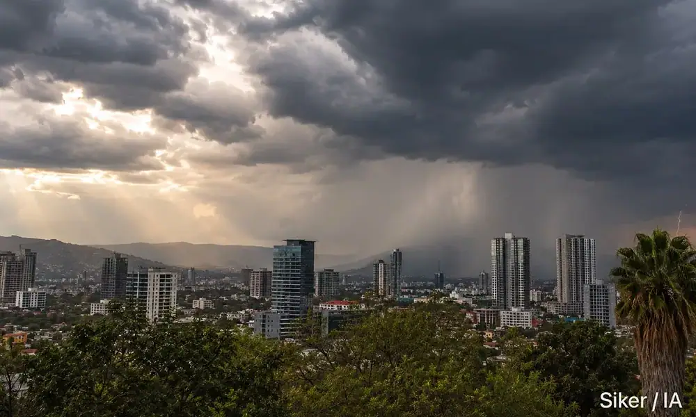 Nubes de tormenta cubren la Zona Metropolitana de Guadalajara durante una jornada con probabilidad de lluvias y actividad eléctrica.