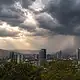 Nubes de tormenta cubren la Zona Metropolitana de Guadalajara durante una jornada con probabilidad de lluvias y actividad eléctrica.