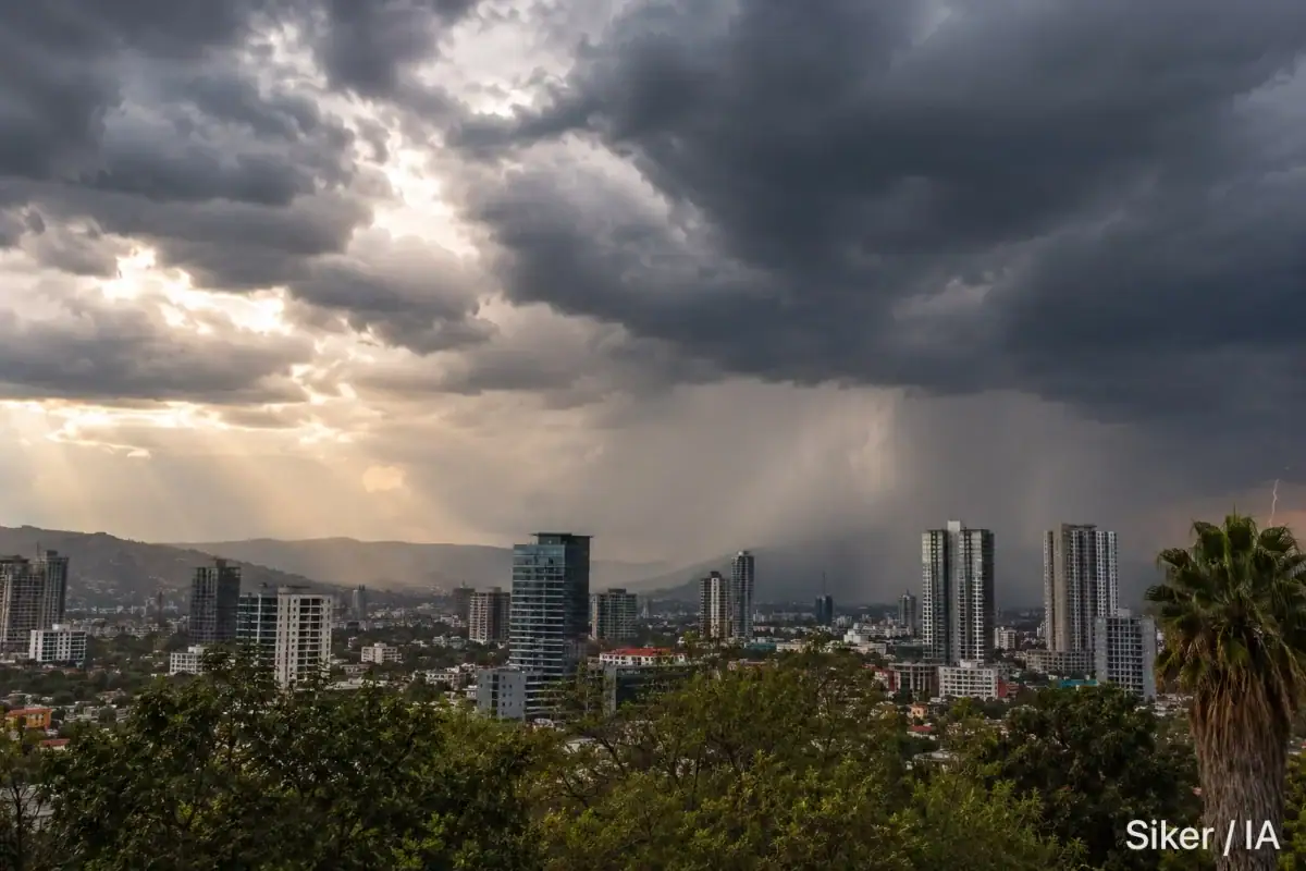 Nubes de tormenta cubren la Zona Metropolitana de Guadalajara durante una jornada con probabilidad de lluvias y actividad eléctrica.