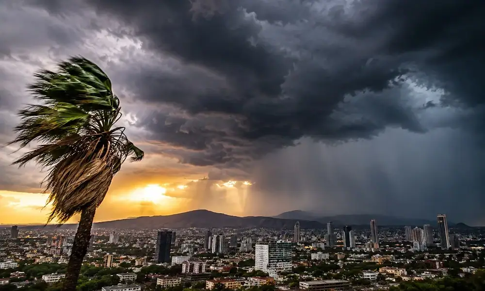 Cielo parcialmente nublado sobre la Zona Metropolitana de Guadalajara antes de una tarde con probabilidad de tormentas.