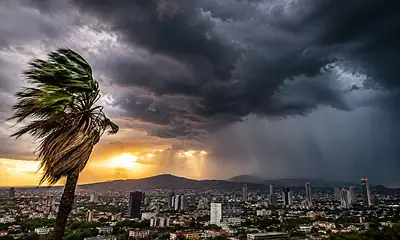 Cielo parcialmente nublado sobre la Zona Metropolitana de Guadalajara antes de una tarde con probabilidad de tormentas.