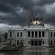 Nubes de tormenta avanzan sobre la Zona Metropolitana de Guadalajara durante una tarde cálida.
