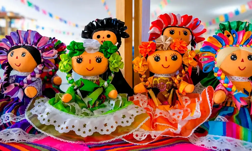 Artesanas y artesanos exhiben textiles, piezas de barro y otros productos en la feria ‘Corazón de Artesano’ de Guadalajara.