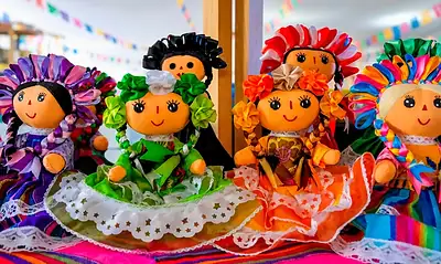 Artesanas y artesanos exhiben textiles, piezas de barro y otros productos en la feria ‘Corazón de Artesano’ de Guadalajara.