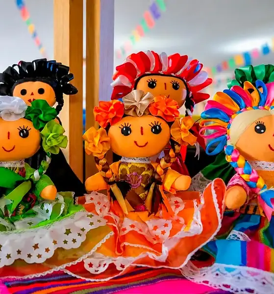 Artesanas y artesanos exhiben textiles, piezas de barro y otros productos en la feria ‘Corazón de Artesano’ de Guadalajara.