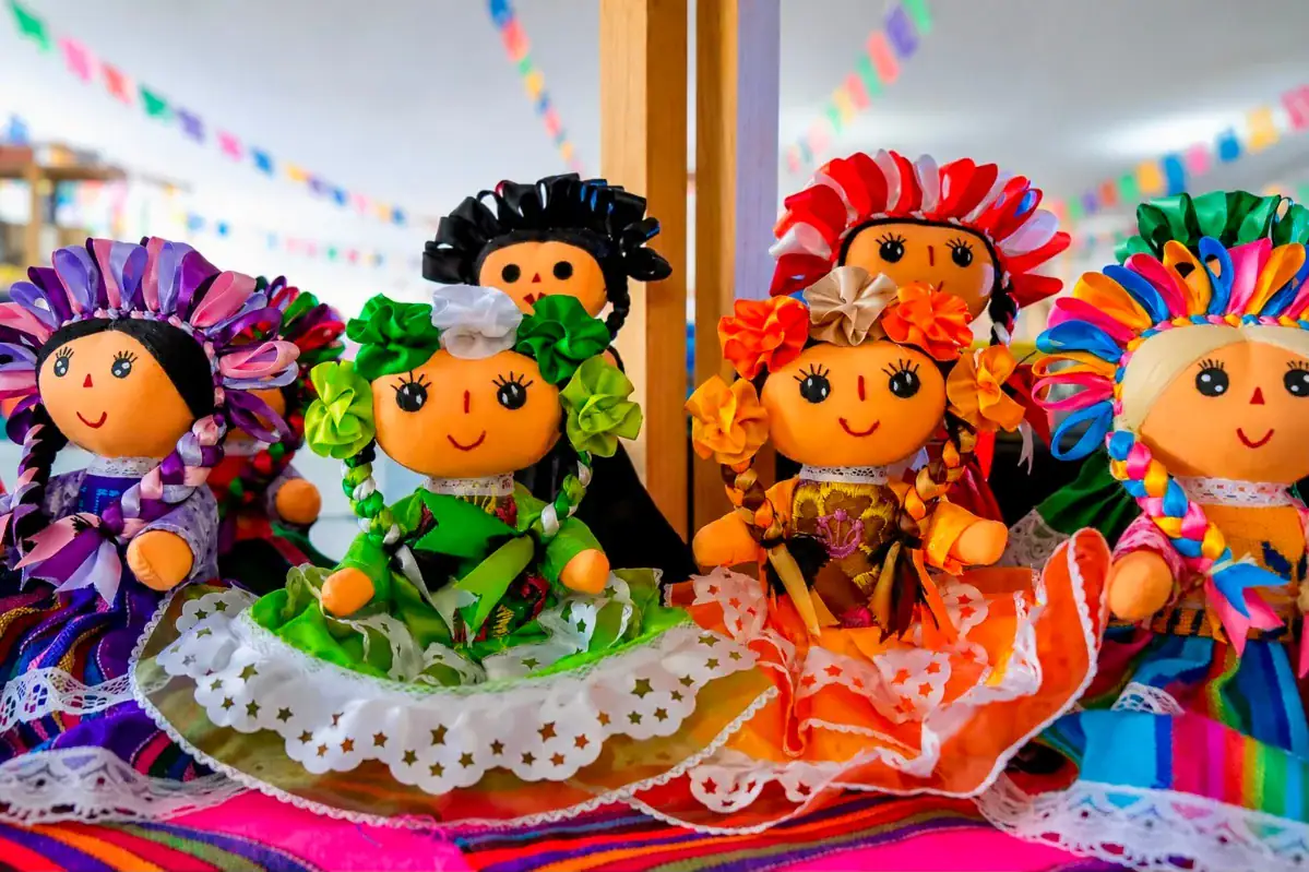 Artesanas y artesanos exhiben textiles, piezas de barro y otros productos en la feria ‘Corazón de Artesano’ de Guadalajara.
