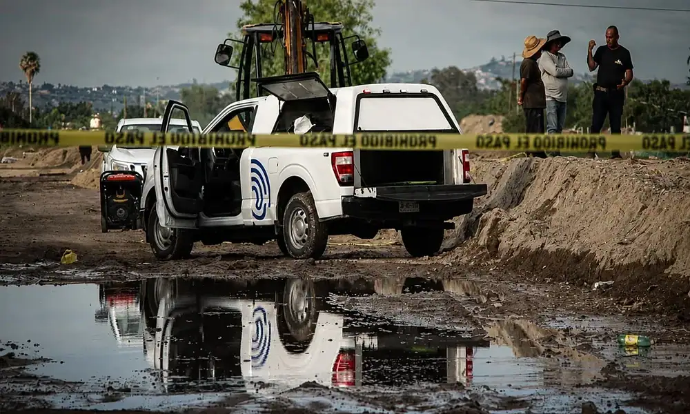 Bomberos de Tlajomulco trabajan en el canal de Las Pintas donde fue localizado el cuerpo de un hombre.