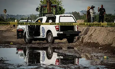 Bomberos de Tlajomulco trabajan en el canal de Las Pintas donde fue localizado el cuerpo de un hombre.