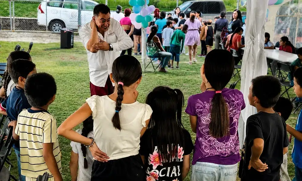 Niñas y niños participan en una actividad recreativa de prevención de adicciones en San Martín de las Flores de Abajo.