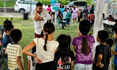Niñas y niños participan en una actividad recreativa de prevención de adicciones en San Martín de las Flores de Abajo.