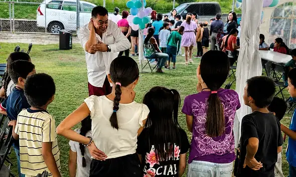 Niñas y niños participan en una actividad recreativa de prevención de adicciones en San Martín de las Flores de Abajo.