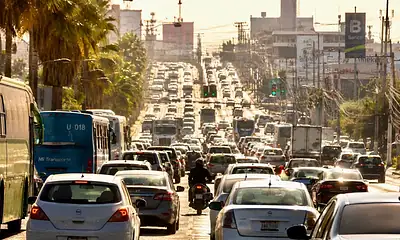 Vehículos circulan por una avenida de Jalisco durante el programa de descuentos para regularizar adeudos.