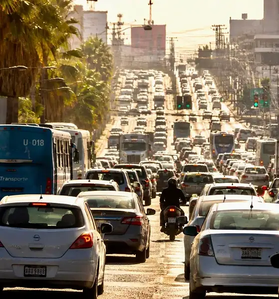 Vehículos circulan por una avenida de Jalisco durante el programa de descuentos para regularizar adeudos.