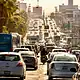 Vehículos circulan por una avenida de Jalisco durante el programa de descuentos para regularizar adeudos.
