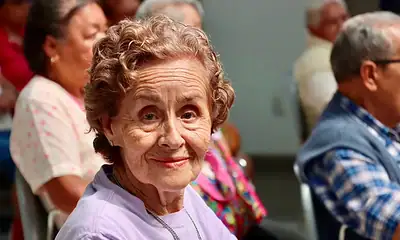 Personas mayores participan en la ceremonia de inicio de las actividades de agosto en el Centro Metropolitano del Adulto Mayor.