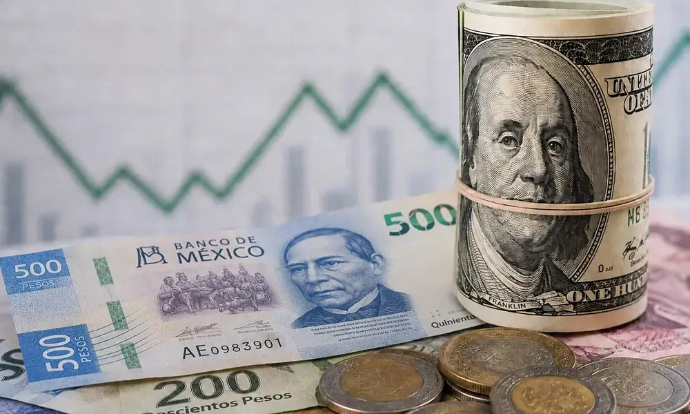 Billetes de dólares estadounidenses junto a pesos mexicanos que ilustran el tipo de cambio vigente.