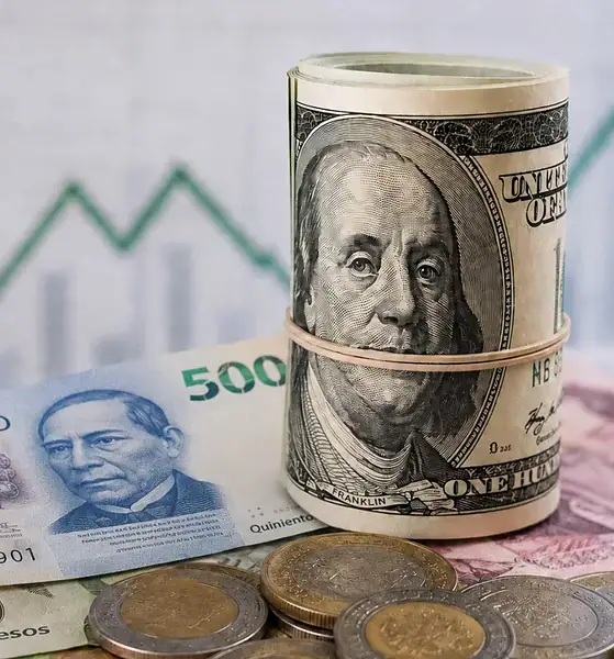 Billetes de dólares estadounidenses junto a pesos mexicanos que ilustran el tipo de cambio vigente.