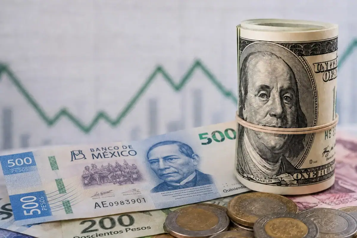 Billetes de dólares estadounidenses junto a pesos mexicanos que ilustran el tipo de cambio vigente.