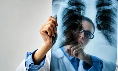 Personal médico atiende a pacientes con enfermedades respiratorias, intestinales y urinarias en una unidad de salud de Jalisco.