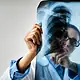 Personal médico atiende a pacientes con enfermedades respiratorias, intestinales y urinarias en una unidad de salud de Jalisco.