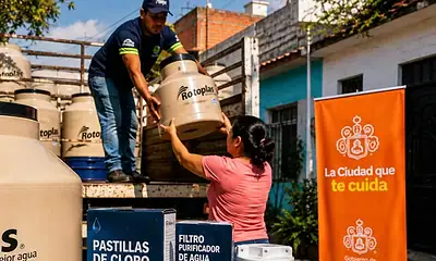 Entrega de tinacos y materiales para almacenar y tratar el agua en viviendas de Guadalajara.