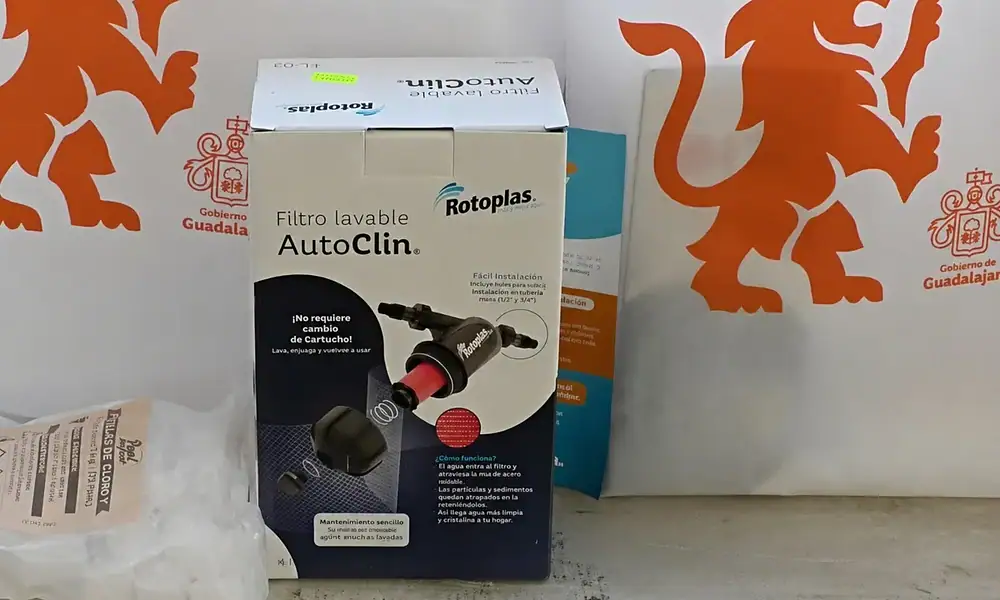 Entrega de tinacos y materiales para almacenar y tratar el agua en viviendas de Guadalajara.