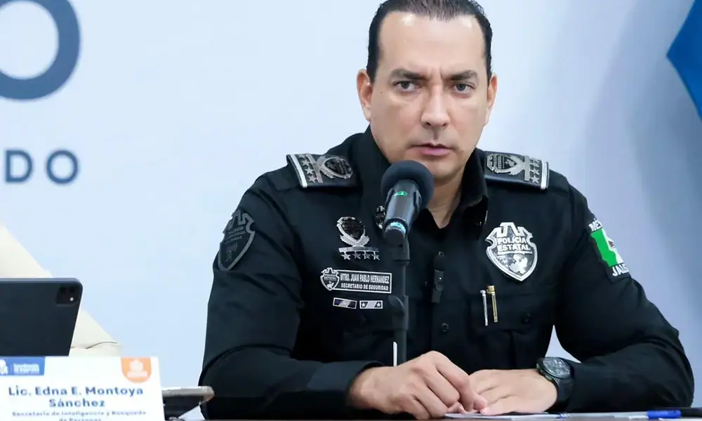 Autoridades federales y estatales detuvieron al excomisario de Atotonilco el Alto, Miguel Ángel Barrientos Domínguez, ante posibles vínculos con estructuras delictivas.