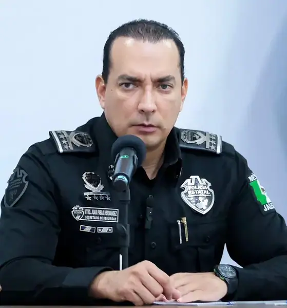 Autoridades federales y estatales detuvieron al excomisario de Atotonilco el Alto, Miguel Ángel Barrientos Domínguez, ante posibles vínculos con estructuras delictivas.