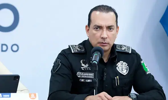 Autoridades federales y estatales detuvieron al excomisario de Atotonilco el Alto, Miguel Ángel Barrientos Domínguez, ante posibles vínculos con estructuras delictivas.