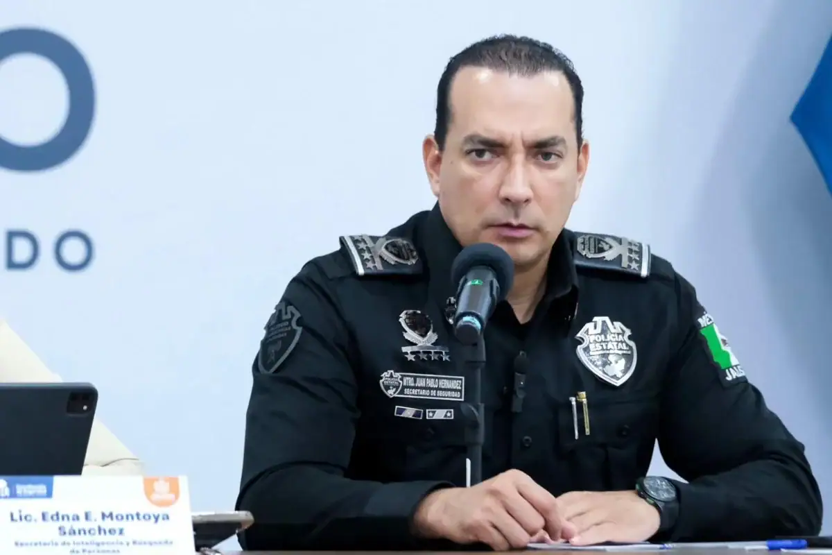 Autoridades federales y estatales detuvieron al excomisario de Atotonilco el Alto, Miguel Ángel Barrientos Domínguez, ante posibles vínculos con estructuras delictivas.