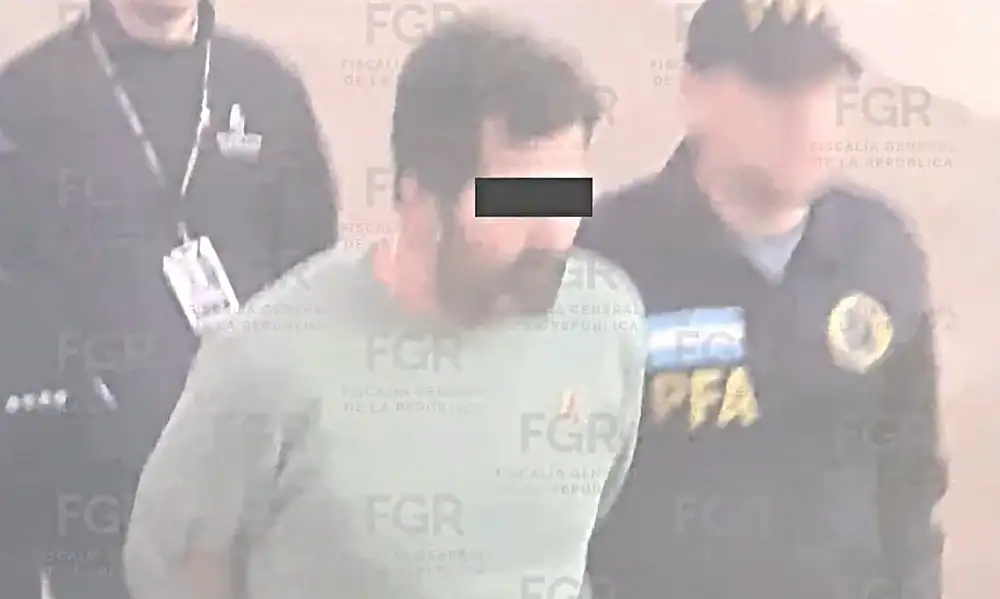 Fernando Farías Laguna durante su traslado de Argentina a México