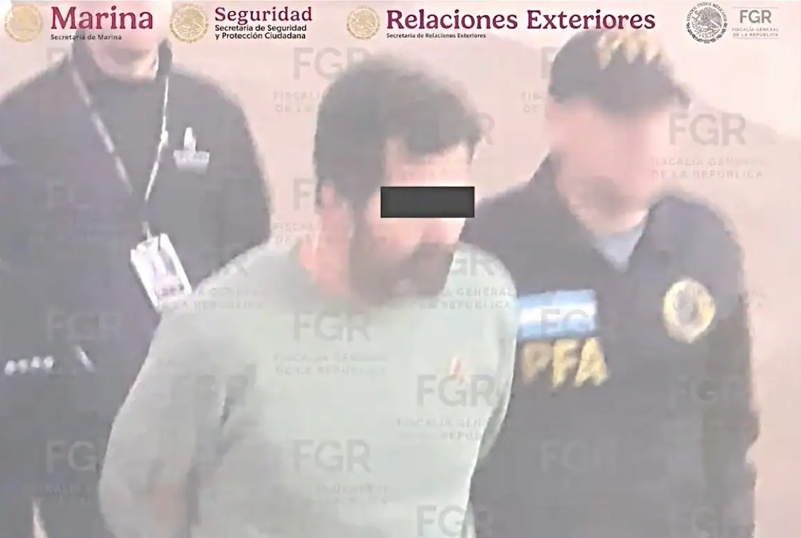 Fernando Farías Laguna durante su traslado de Argentina a México