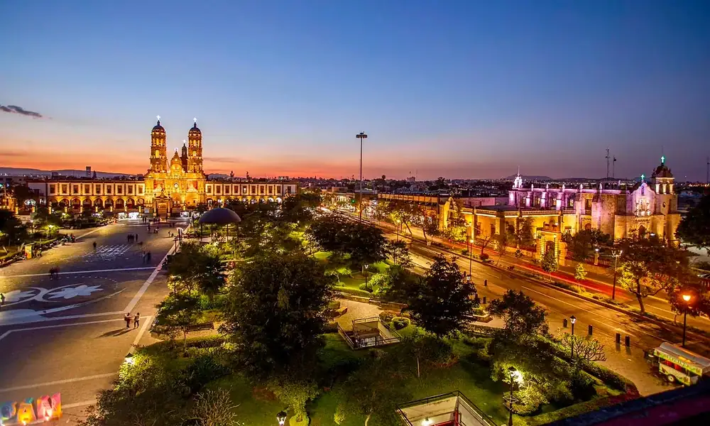 Funcionarios de Zapopan presentan información financiera del municipio tras la evaluación crediticia de Fitch Ratings.