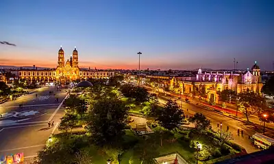 Funcionarios de Zapopan presentan información financiera del municipio tras la evaluación crediticia de Fitch Ratings.